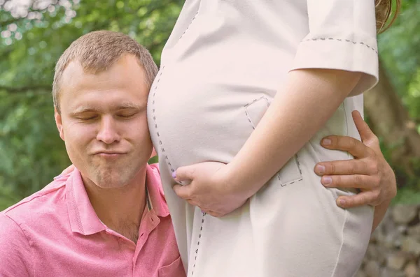 Hombre Guapo Está Escuchando Vientre Hermosa Esposa Embarazada Sonriendo Esposo —  Fotos de Stock