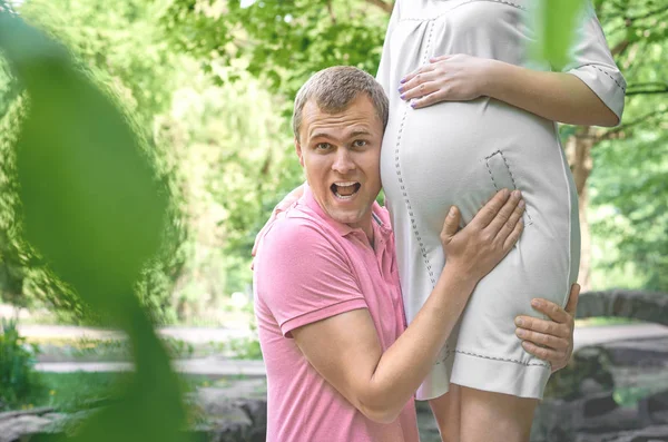 Hombre Guapo Está Escuchando Vientre Hermosa Esposa Embarazada Sonriendo Esposo —  Fotos de Stock