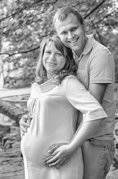 Schwangere Frau Mit Mann Naturpark Familienkonzept — Stockfoto