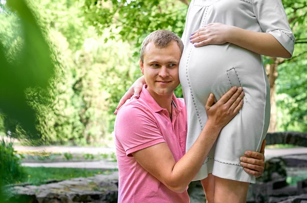 Handsome Man Listening His Beautiful Pregnant Wife Tummy Belly Smiling — Stock Photo, Image