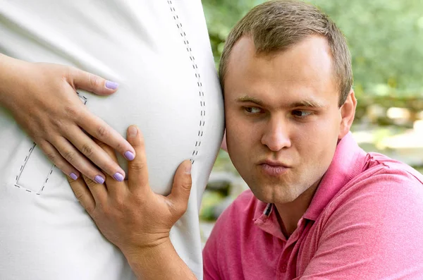 Handsome Man Listening His Beautiful Pregnant Wife Tummy Belly Smiling — Stock Photo, Image