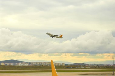 Uçak bulutların üzerinde Havaalanı zemin ve şehir üzerinde uçan bulutlu fırtınalı gökyüzü İstanbul Türkiye seyahat turizm görüntülemek. 