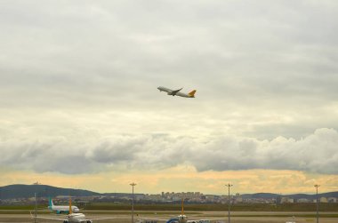 Uçak bulutların üzerinde Havaalanı zemin ve şehir üzerinde uçan bulutlu fırtınalı gökyüzü İstanbul Türkiye seyahat turizm görüntülemek. 
