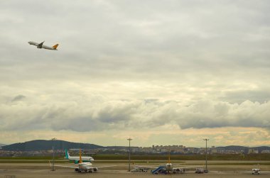 Uçak bulutların üzerinde Havaalanı zemin ve şehir üzerinde uçan bulutlu fırtınalı gökyüzü İstanbul Türkiye seyahat turizm görüntülemek. 