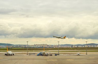 Uçak bulutların üzerinde Havaalanı zemin ve şehir üzerinde uçan bulutlu fırtınalı gökyüzü İstanbul Türkiye seyahat turizm görüntülemek. 