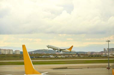 Uçak bulutların üzerinde Havaalanı zemin ve şehir üzerinde uçan bulutlu fırtınalı gökyüzü İstanbul Türkiye seyahat turizm görüntülemek. 