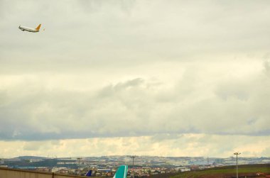 Uçak bulutların üzerinde Havaalanı zemin ve şehir üzerinde uçan bulutlu fırtınalı gökyüzü İstanbul Türkiye seyahat turizm görüntülemek. 