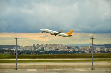 Uçak bulutların üzerinde Havaalanı zemin ve şehir üzerinde uçan bulutlu fırtınalı gökyüzü İstanbul Türkiye seyahat turizm görüntülemek. 