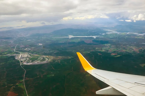 从飞机窗口地球地面河和云彩风景旅游伊斯坦布尔土耳其 飞过云层上空的飞机机翼上空乌云密布的暴风雨天空 — 图库照片