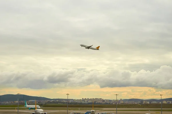 Plane Flying Clouds Airport Ground City View Cloudy Stormy Sky — Stock Photo, Image