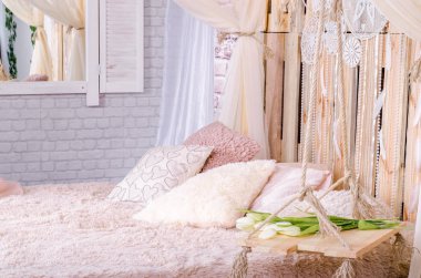 Yatak odası çatı tasarımı yatak yumuşak yastık gölgelik ile salıncak Beyaz Laleler Rüya yakalayıcı tüyler ve bir ahşap arka plan asılı inci ile