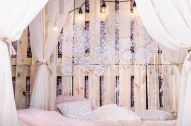 Yatak odası çatı tasarımı yatak yumuşak yastık gölgelik ile salıncak Beyaz Laleler Rüya yakalayıcı tüyler ve bir ahşap arka plan asılı inci ile