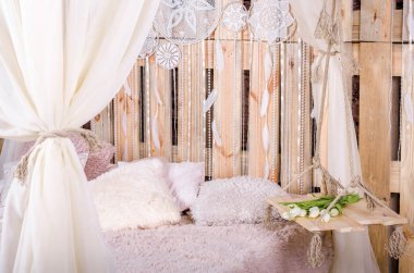 Yatak odası çatı tasarımı yatak yumuşak yastık gölgelik ile salıncak Beyaz Laleler Rüya yakalayıcı tüyler ve bir ahşap arka plan asılı inci ile