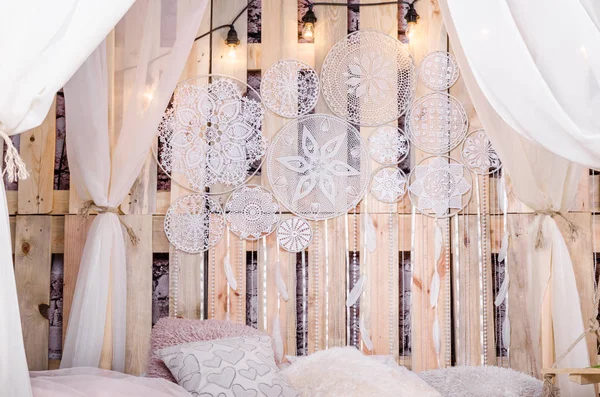 Дизайн Спальні Лофт Ліжком Які Подушки Балдахін Білими Тюльпанами Сновидіння — стокове фото