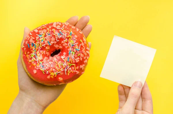 Mano Femenina Sosteniendo Rosquilla Rosada Con Espolvorea Calorías Extra Grasa —  Fotos de Stock