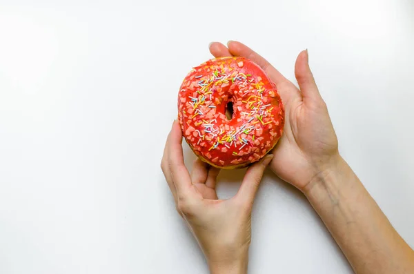 Mano Femenina Sosteniendo Rosquilla Rosada Con Espolvorea Calorías Extra Grasa —  Fotos de Stock