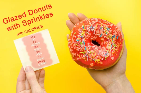 성분이 분홍색 도넛을 여분의 칼로리 패스트 노란색 배경에 비정상 — 스톡 사진