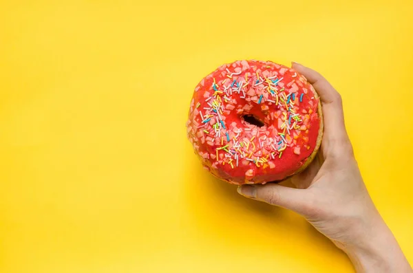 Mão Feminina Segurando Donut Rosa Com Polvilhas Calorias Extras Gordura Imagem De Stock