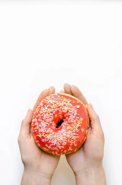 Жінка Рука Тримає Рожевий Пончик Зморшками Зайві Калорії Жир Швидка — стокове фото