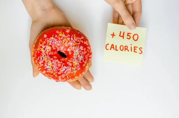 Mujer Mano Sosteniendo Rosado Donut Con Espolvorea Calorías Extra Grasa —  Fotos de Stock