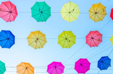 Renkli şemsiyeler arka planda gökyüzü. Sokak dekorasyon.