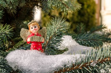 Kış melek figürü kırmızı yılbaşı Noel ağacı kavramı karda