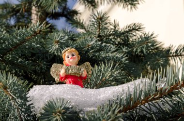Kış melek figürü kırmızı yılbaşı Noel ağacı kavramı karda