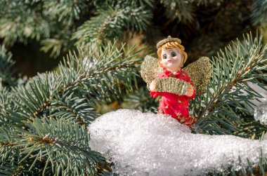 Kış melek figürü kırmızı yılbaşı Noel ağacı kavramı karda