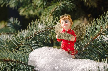 Kış melek figürü kırmızı yılbaşı Noel ağacı kavramı karda