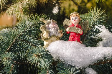 Kış melek figür Noel Baba kırmızı yeni yıl Noel ağacı kavramı karda