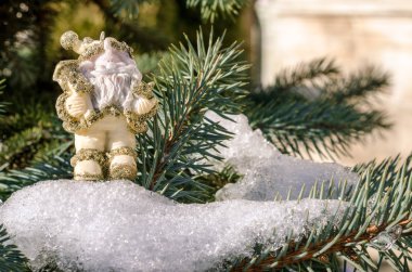 Kış yeni yıl Noel Baba oyuncak rakam bir Noel ağacı kavramı karda