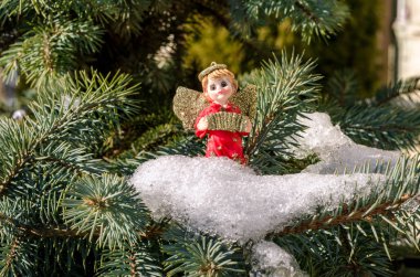 Kış melek figürü kırmızı yılbaşı Noel ağacı kavramı karda
