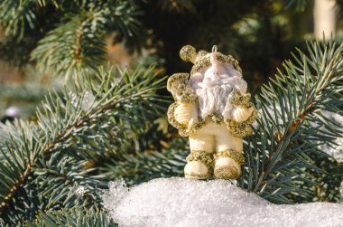 Kış yeni yıl Noel Baba oyuncak rakam bir Noel ağacı kavramı karda