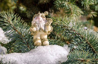 Kış yeni yıl Noel Baba oyuncak rakam bir Noel ağacı kavramı karda