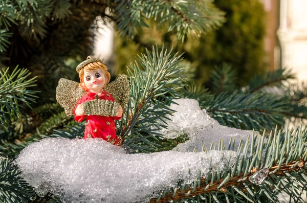Kış melek figürü kırmızı yılbaşı Noel ağacı kavramı karda