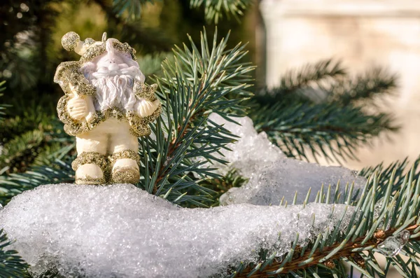 Kış yeni yıl Noel Baba oyuncak rakam bir Noel ağacı kavramı karda