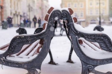 Bulanık arka plan banklar şehir hayatı kötü hava yaşam tarzı blizzard Noel soğuk kışın kar turist panorama eski şehrin düşüyor