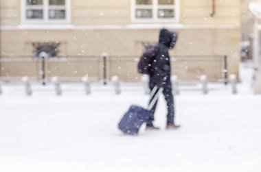 Bulanık arka plan büyük şehir turist bavul hayat insanlar kötü hava yaşam tarzı blizzard Noel soğuk kışın kar düşüyor 