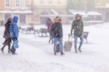 Bulanık arka plan büyük şehir turist bavul hayat insanlar kötü hava yaşam tarzı blizzard Noel soğuk kışın kar düşüyor 