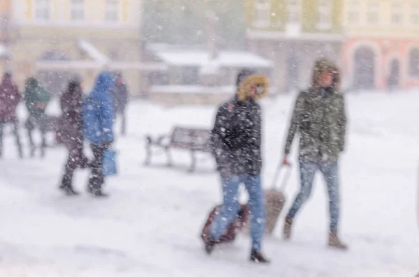 Onscherpe Achtergrond Grootstad Toeristen Koffers Leven Mensen Slecht Weer Levensstijl — Stockfoto