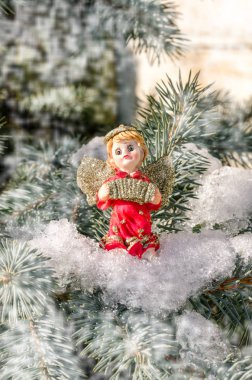 Kış melek figürü kırmızı yılbaşı Noel ağacı kavramı karda