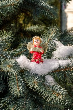 Kış melek figürü kırmızı yılbaşı Noel ağacı kavramı karda