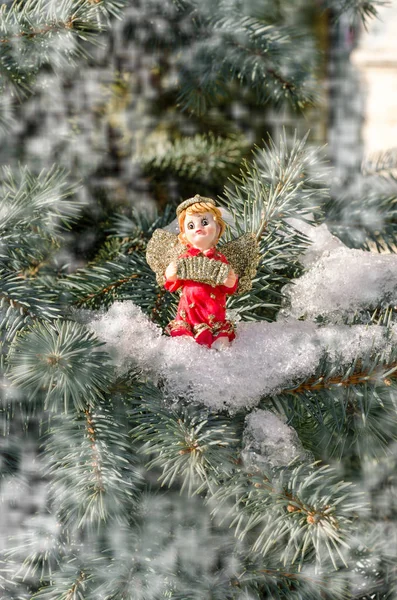 Kış melek figürü kırmızı yılbaşı Noel ağacı kavramı karda