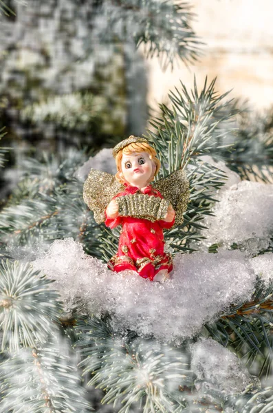 Kış melek figürü kırmızı yılbaşı Noel ağacı kavramı karda