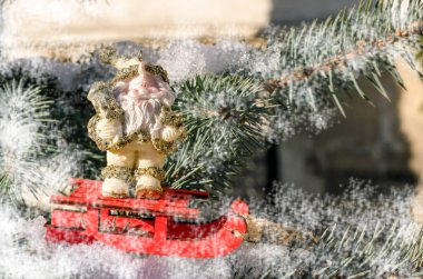 Karda kırmızı kızak üzerinde bir Noel ağacı kavramı ile kış yeni yıl Noel Baba oyuncak figür