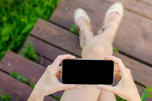 Close Obchodní Žena Bederní Pomocí Smartphone Mobilní Telefon Venkovní Černá — Stock fotografie