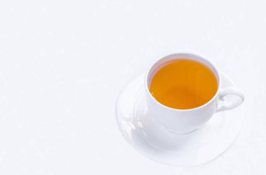 Turuncu bitkisel tarçın ve kakule tatlım beyaz fincan beyaz ahşap bir masa üzerinde Noel çay aromalı 