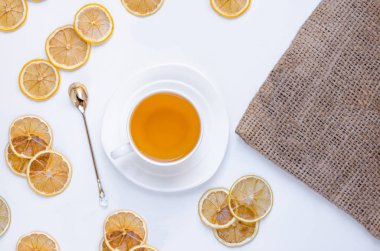 Turuncu bitkisel tarçın ve kakule tatlım beyaz fincan beyaz ahşap bir masa üzerinde Noel çay aromalı 