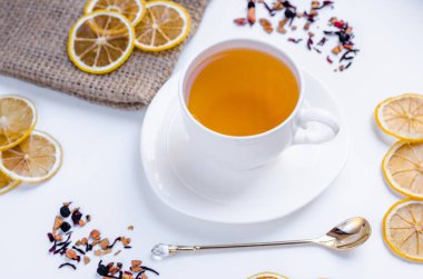 Turuncu bitkisel tarçın ve kakule tatlım beyaz fincan beyaz ahşap bir masa üzerinde Noel çay aromalı 