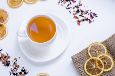 Turuncu bitkisel tarçın ve kakule tatlım beyaz fincan beyaz ahşap bir masa üzerinde Noel çay aromalı 